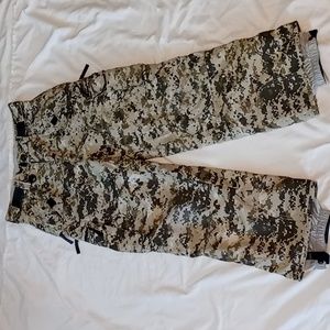 Turbine snow pants, boys medium, camo print, great condition